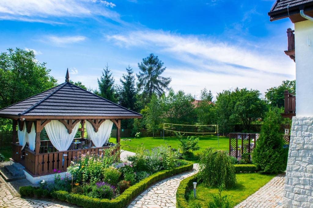 Vonkajšia záhrada v ubytovaní Hotel Kazimierzówka