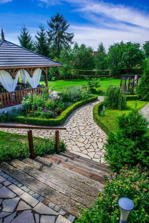 Vonkajšia záhrada v ubytovaní Hotel Kazimierzówka