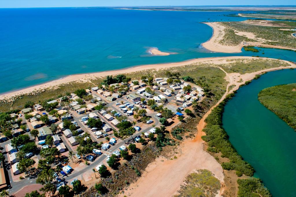 una vista aérea de un complejo situado junto al agua en Discovery Parks - Port Hedland, en Port Hedland