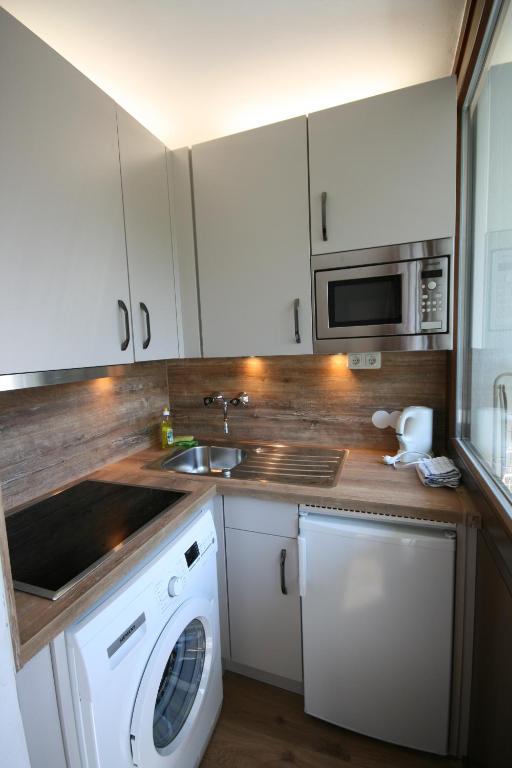 Kuchyň nebo kuchyňský kout v ubytování Appartements Domizil