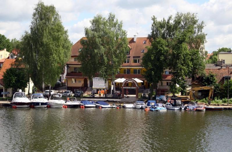 un grupo de barcos están estacionados en un puerto deportivo en Pokoje Amber, en Mikołajki