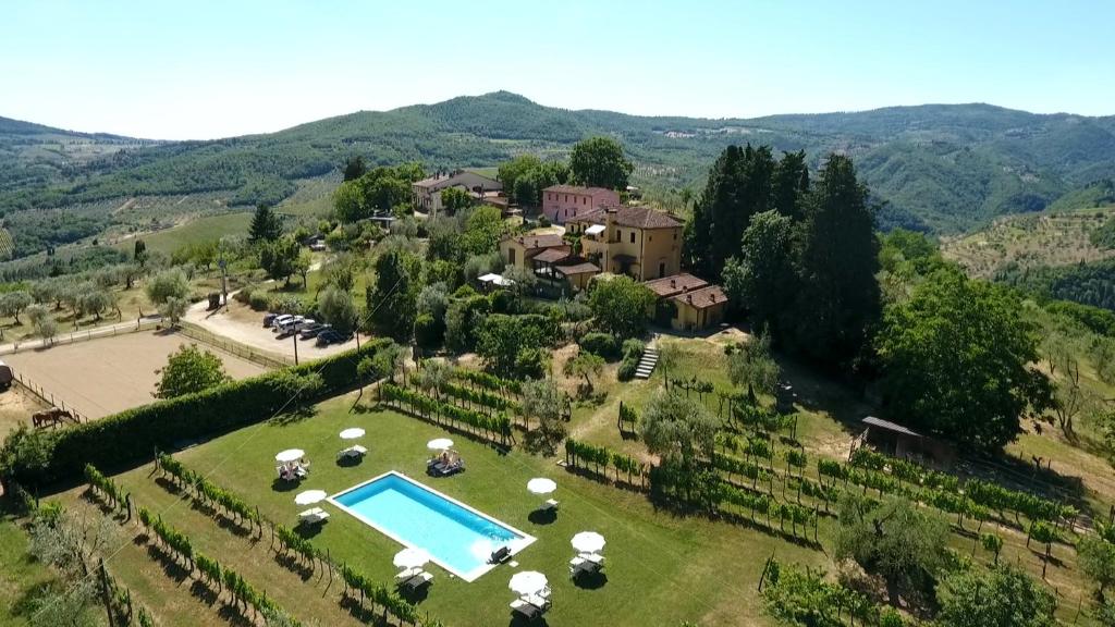 魯菲娜的住宿－Podere Il Poggiolo，享有带游泳池的庄园的空中景致