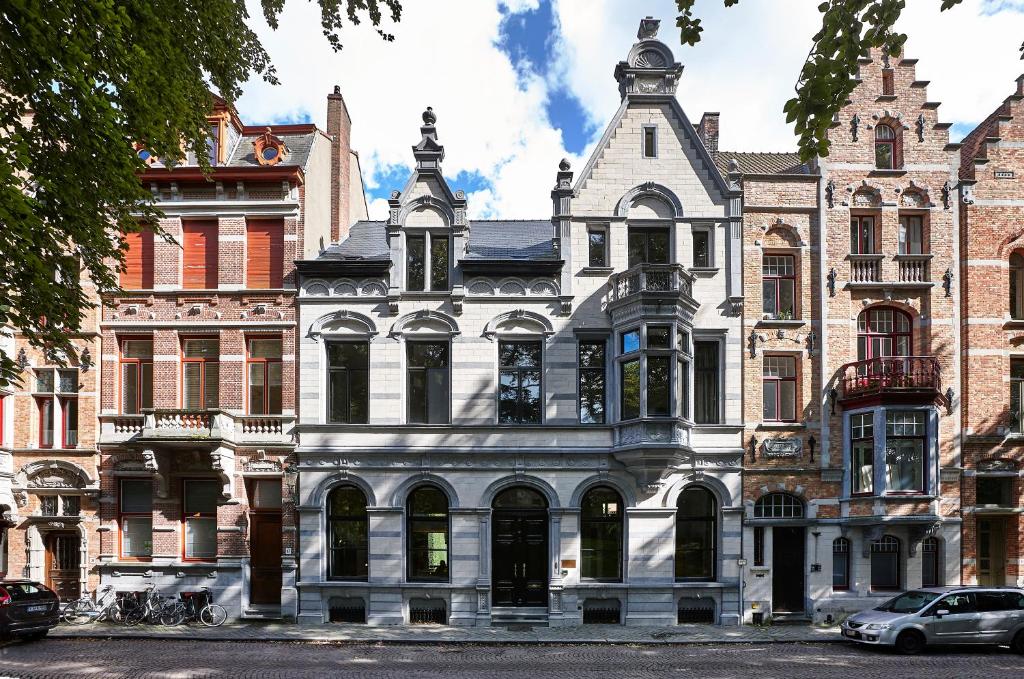 een oud gebouw in een stadsstraat bij Kind Of OJ in Brugge