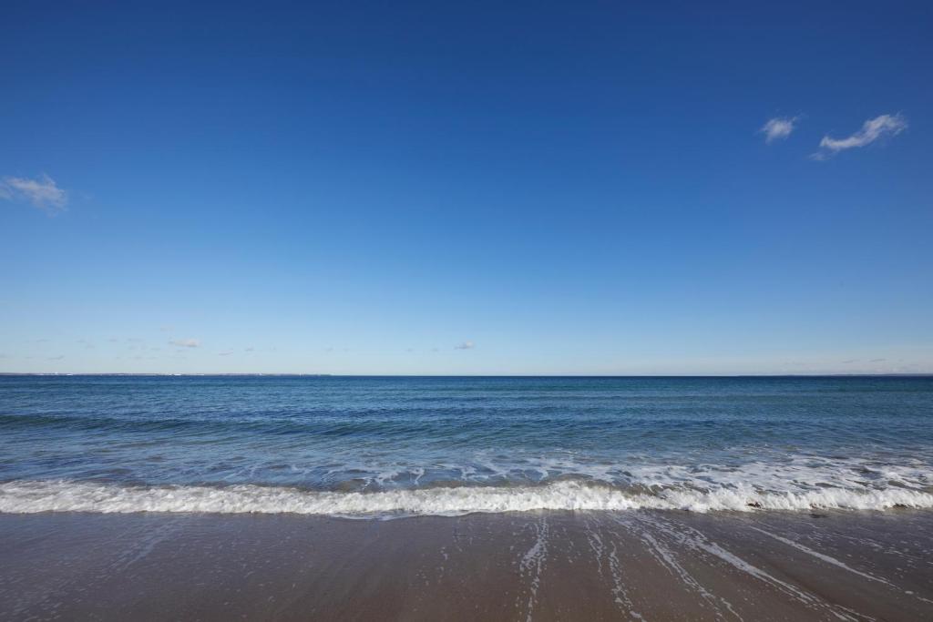 a view of the ocean from the beach at Strandhotel Fontana in Timmendorfer Strand