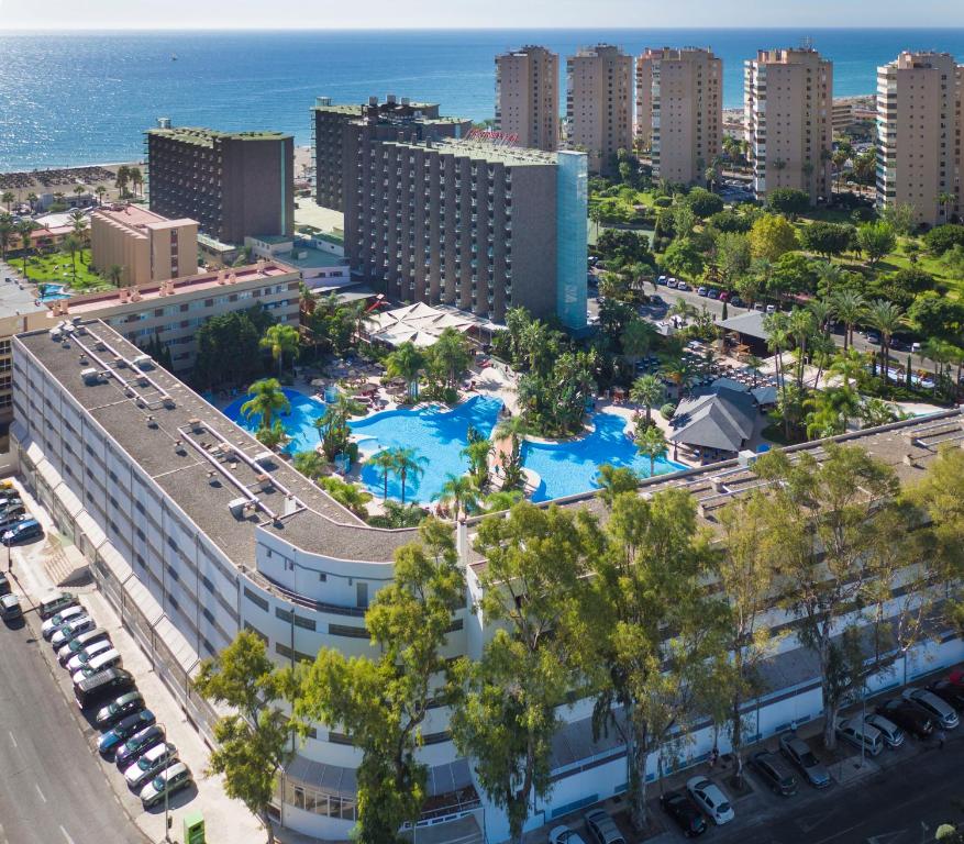 Una vista aérea de un complejo turístico con piscina. en Sol Principe, en Torremolinos