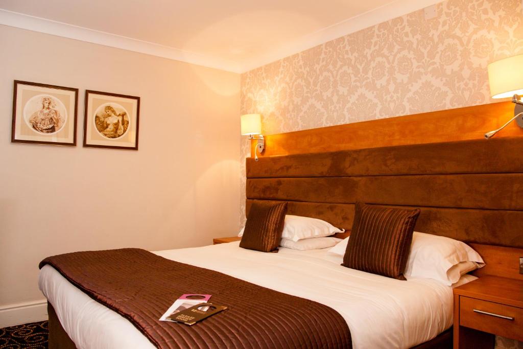 Postel nebo postele na pokoji v ubytování The Legacy Rose & Crown Hotel