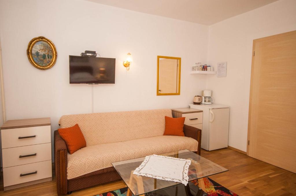 Televízia a/alebo spoločenská miestnosť v ubytovaní Rooms Nadica