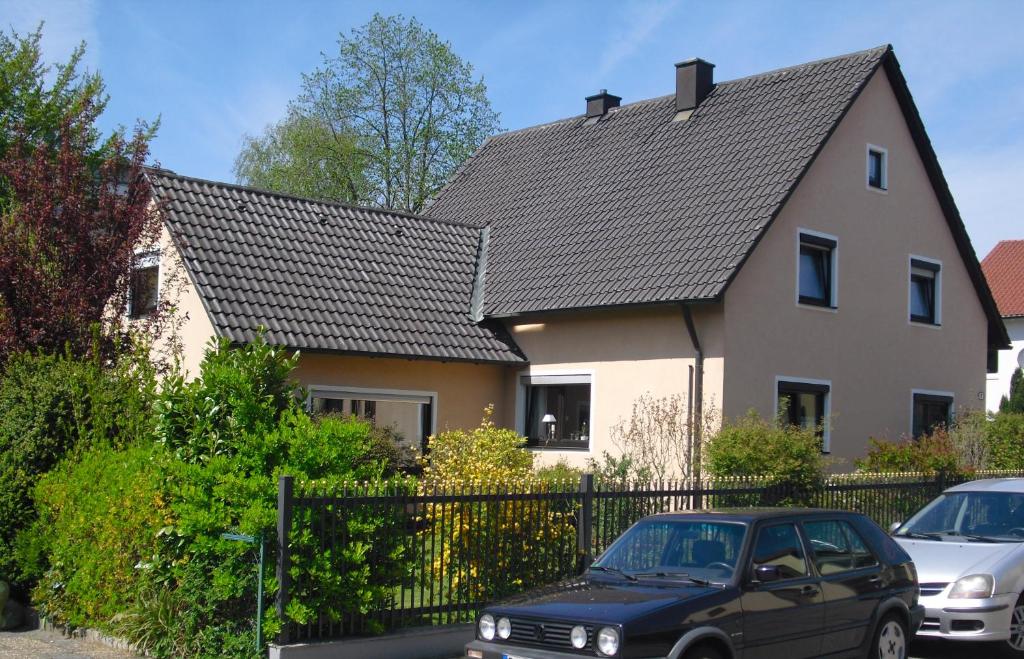 ein schwarzes Auto, das vor einem Haus parkt in der Unterkunft Ferienwohnung Schäffer in Regensburg