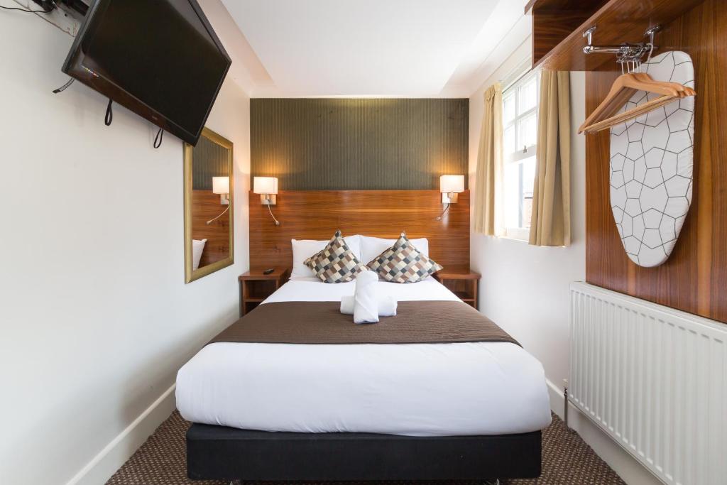een slaapkamer met een groot bed in een kamer bij Chester Hotel in Londen