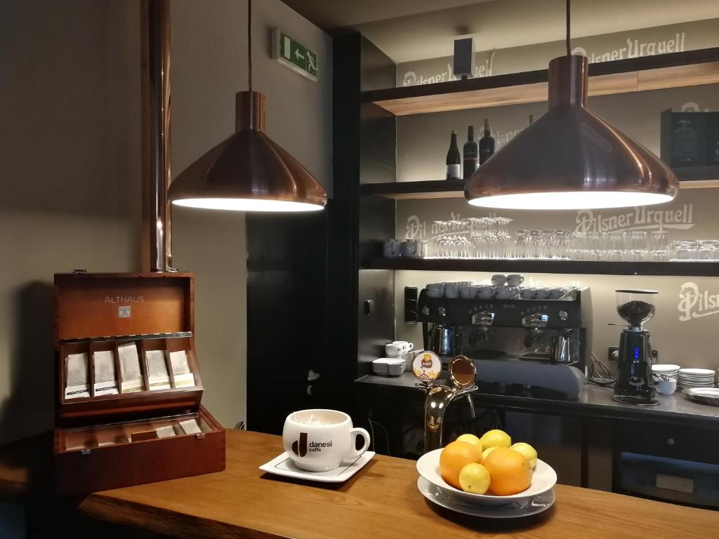 Príslušenstvo na prípravu kávy alebo čaju v ubytovaní Hotel Tulipan Pruhonice