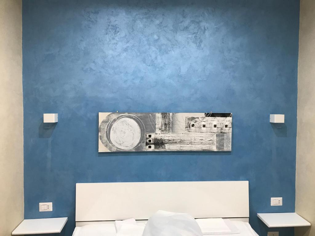 ナポリにあるAl museoの青い壁掛けのカメラ写真