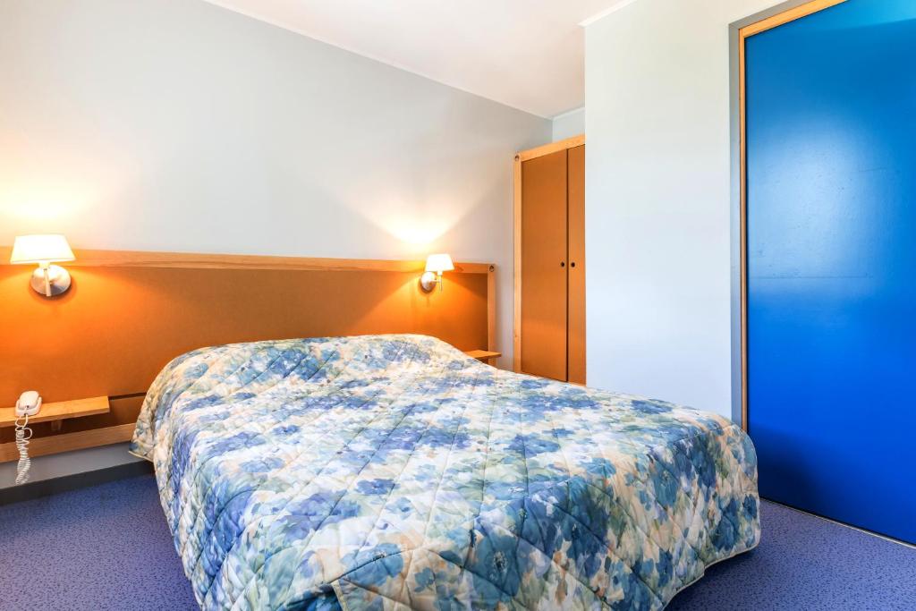 Postel nebo postele na pokoji v ubytování Logis Hotel Restaurant Le Cygne