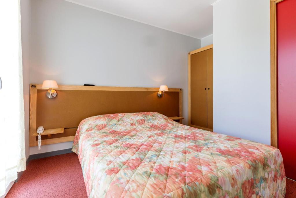 Postel nebo postele na pokoji v ubytování Logis Hotel Restaurant Le Cygne