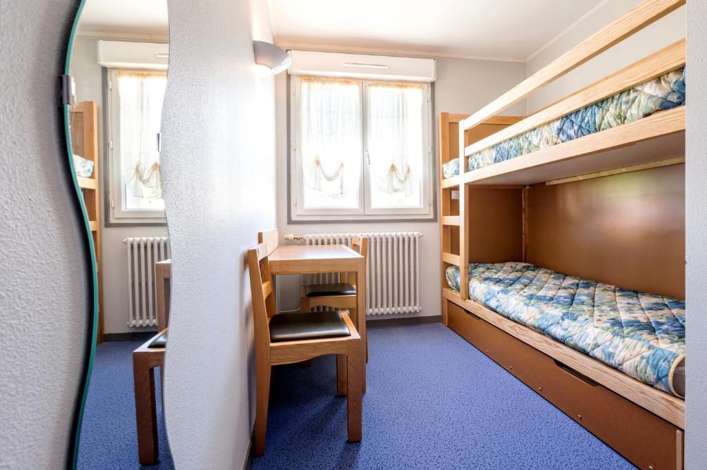 Postel nebo postele na pokoji v ubytování Logis Hotel Restaurant Le Cygne