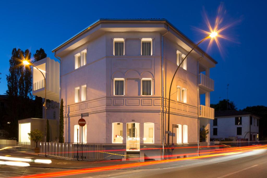 un edificio blanco con una calle delante en Ai Bastioni Boutique Hotel, en Treviso