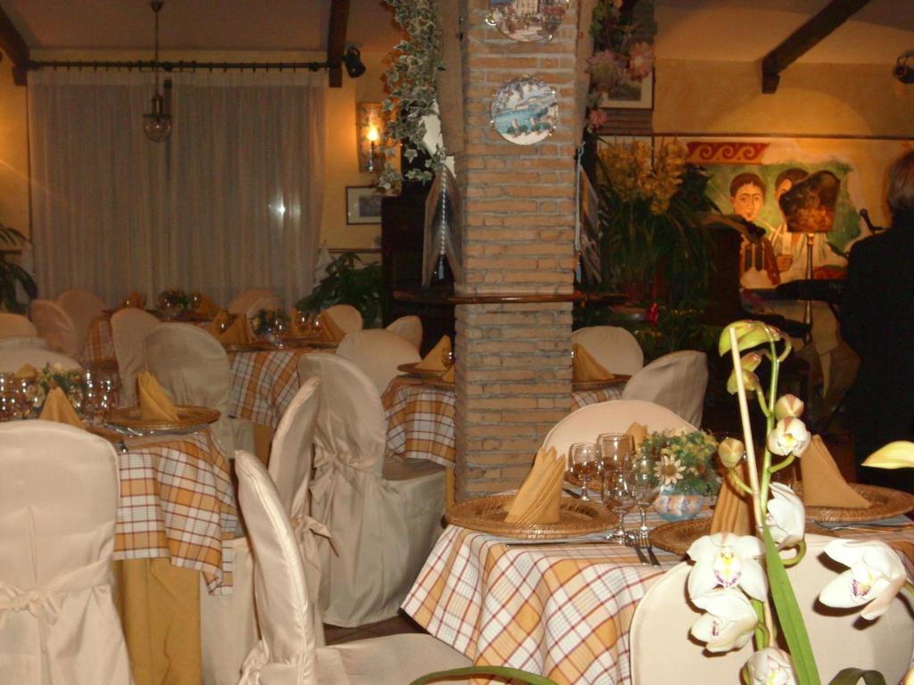 A restaurant or other place to eat at Hotel Lento
