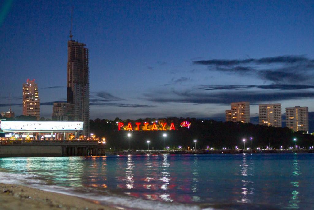 Nespecifikovaný výhled na destinaci Pattaya Central nebo výhled na město při pohledu z hotelu