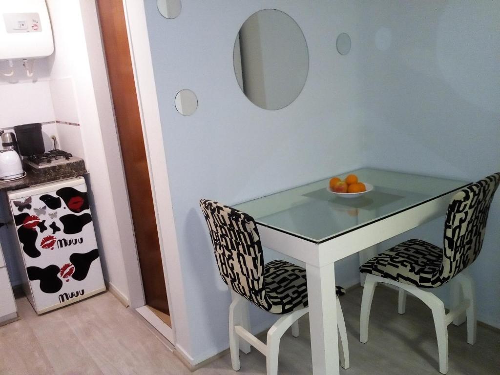 mesa de comedor con 2 sillas y espejo en Oroño 1 en Rosario