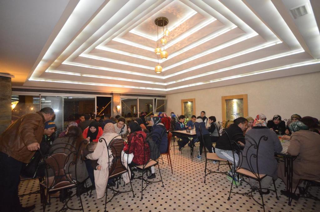 Hosté ubytování Hôtel-Café-Restaurant Pyramides,