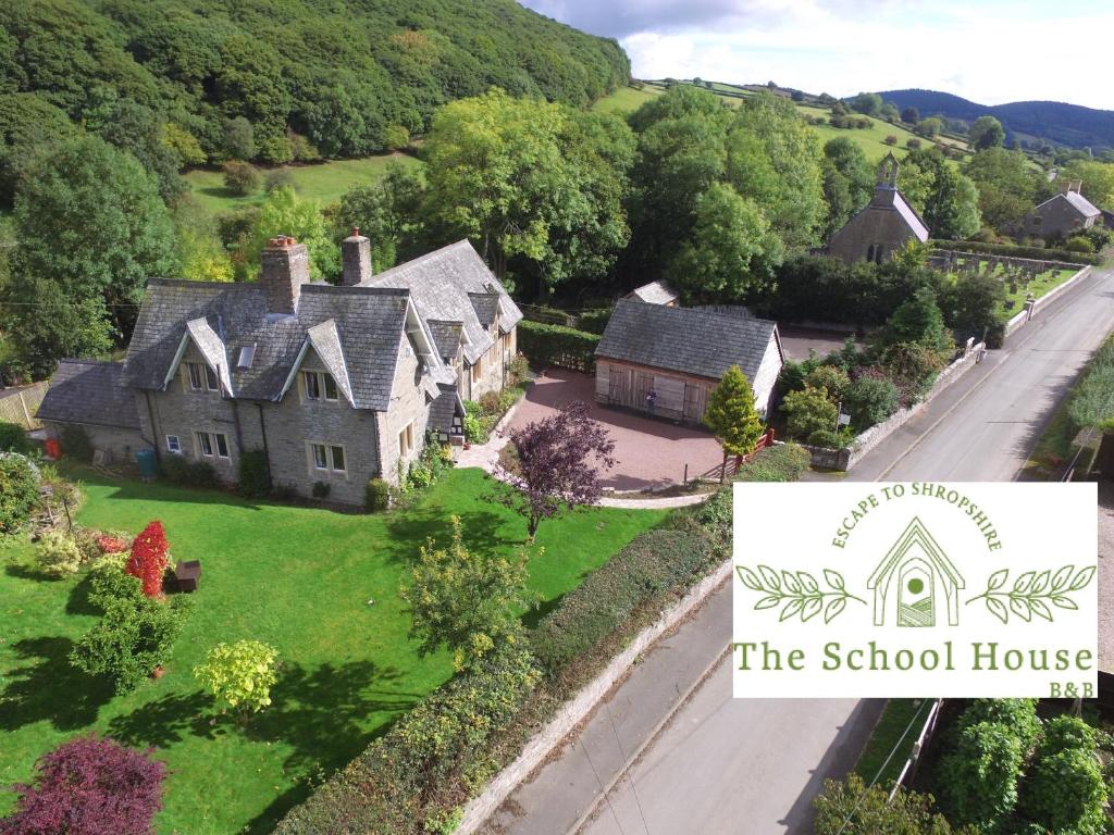 uma vista aérea de uma casa com uma escola em The School House B & B em Bucknell