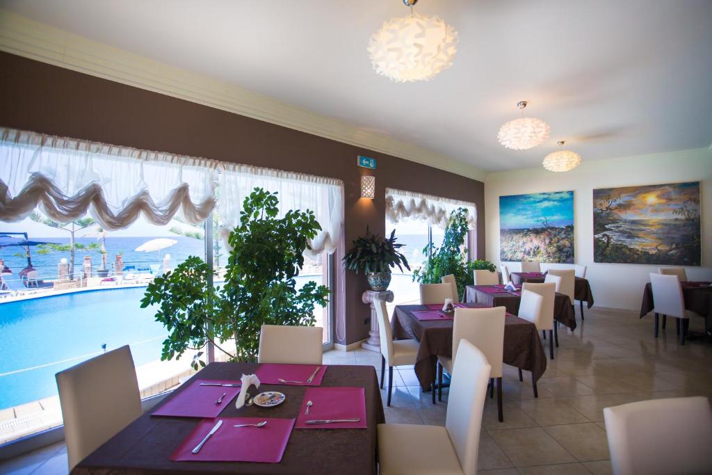 Restorāns vai citas vietas, kur ieturēt maltīti, naktsmītnē Hotel La Playa Blanca