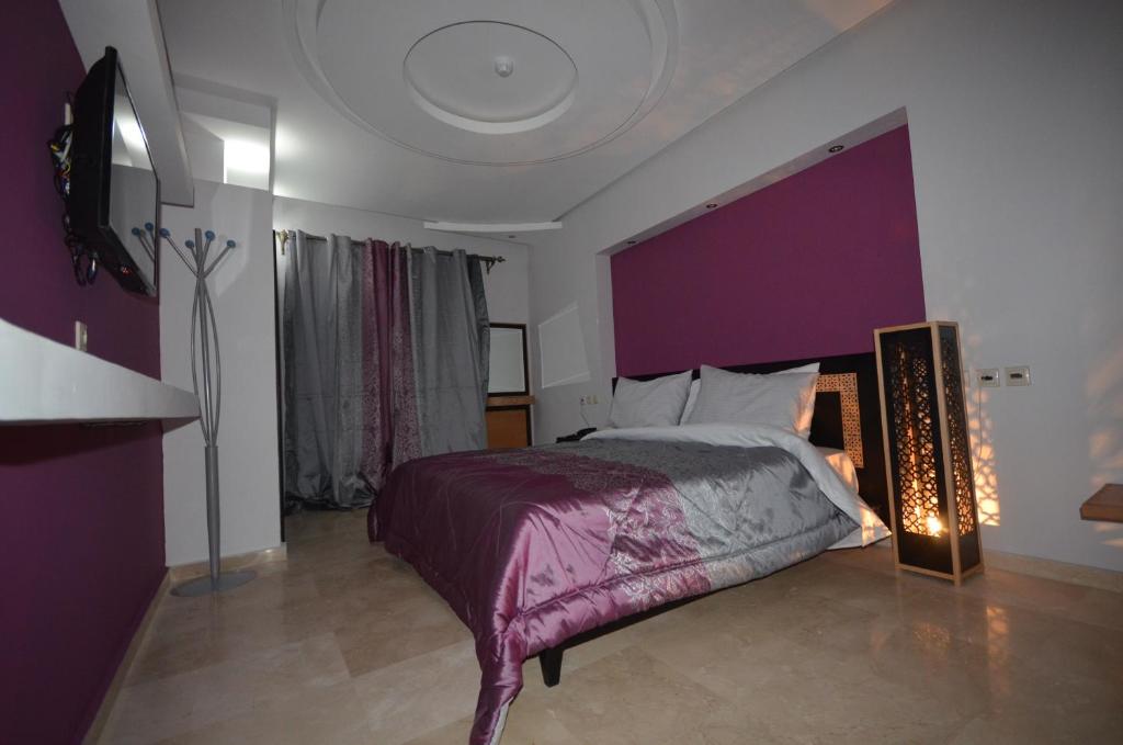 Postel nebo postele na pokoji v ubytování Hôtel-Café-Restaurant Pyramides,