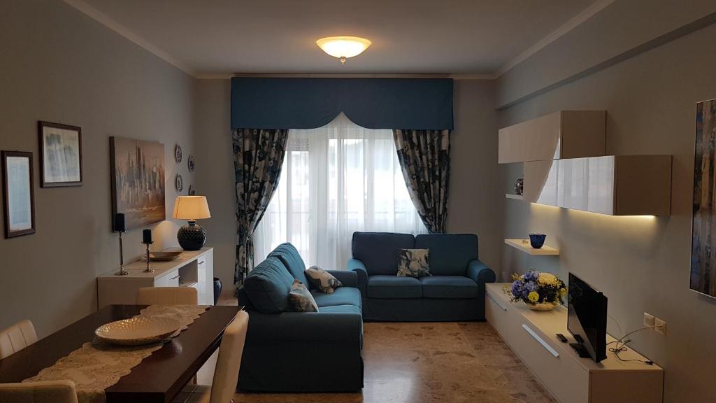 カンポバッソにあるDimora Giuliaのリビングルーム(青いソファ、テーブル付)