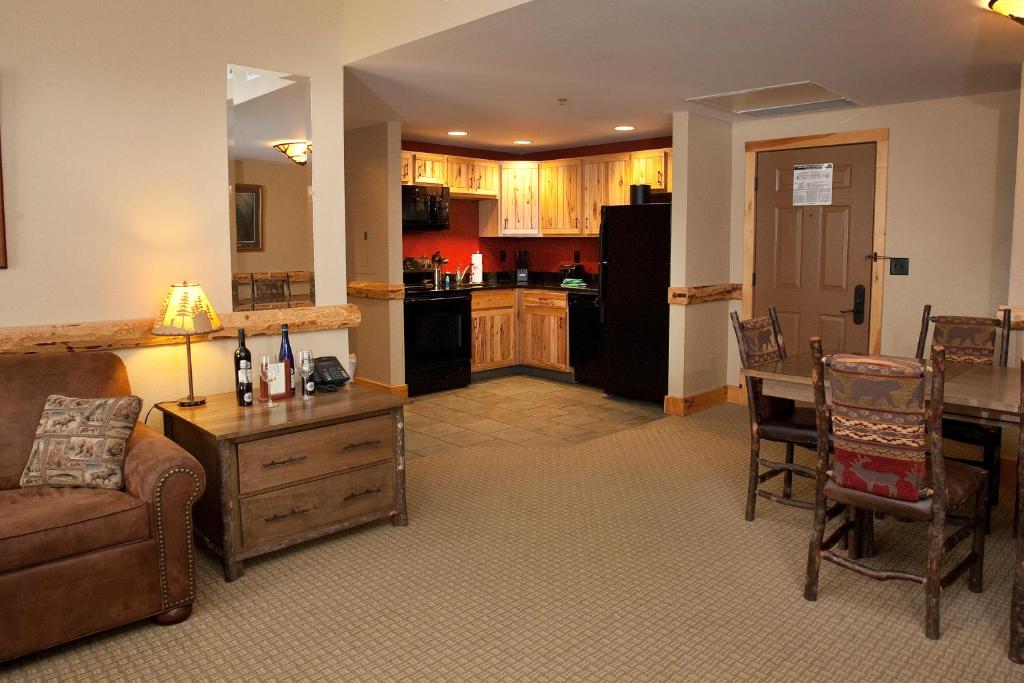 Hope Lake Lodge & Indoor Waterpark - Familiesuite