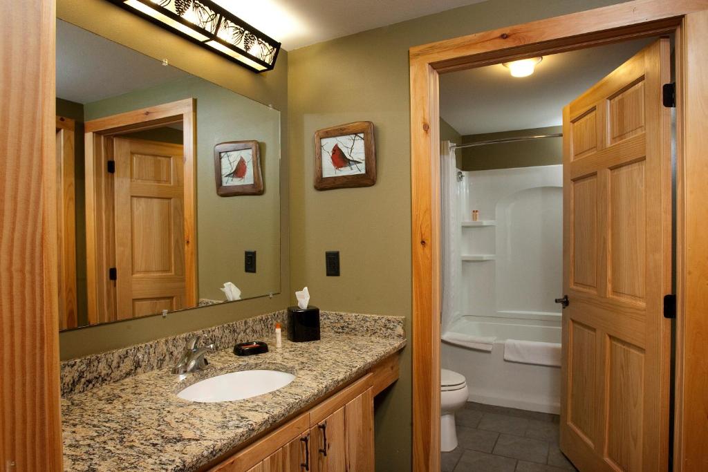 Hope Lake Lodge & Indoor Waterpark photo