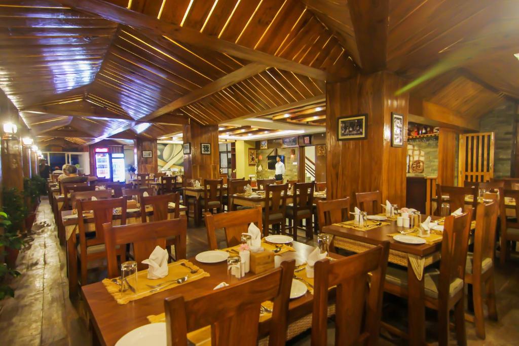 Restoran või mõni muu söögikoht majutusasutuses Kuti Resort & Spa