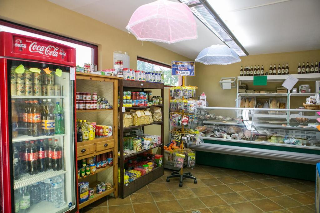Supermarket nebo jiné obchody v  kempu nebo okolí