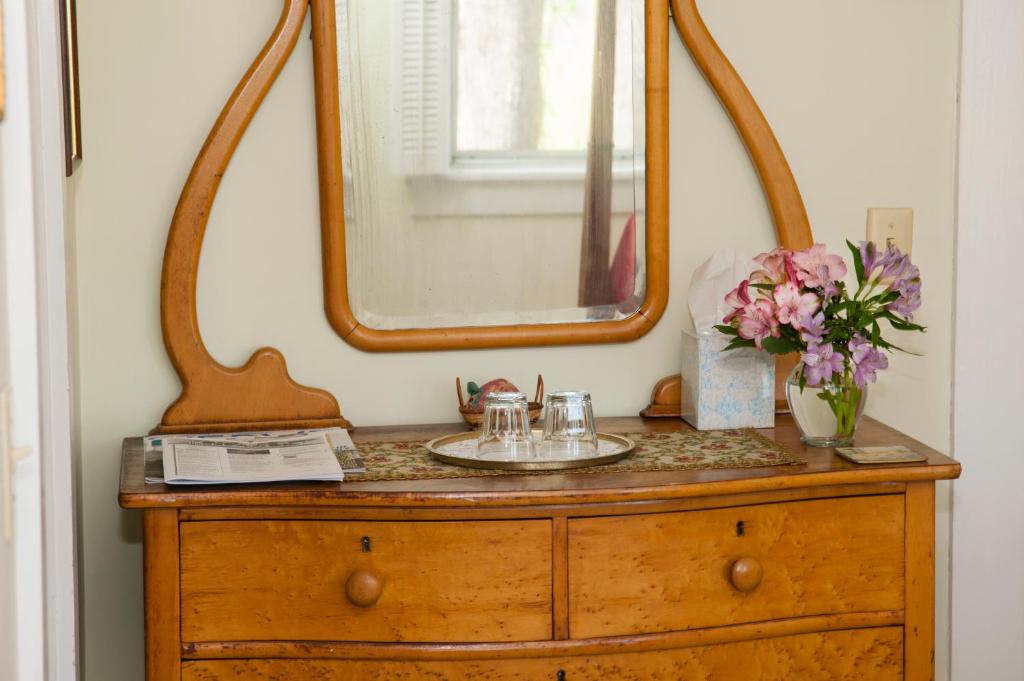 Orchard Inn - Standard Queen (Room 7)