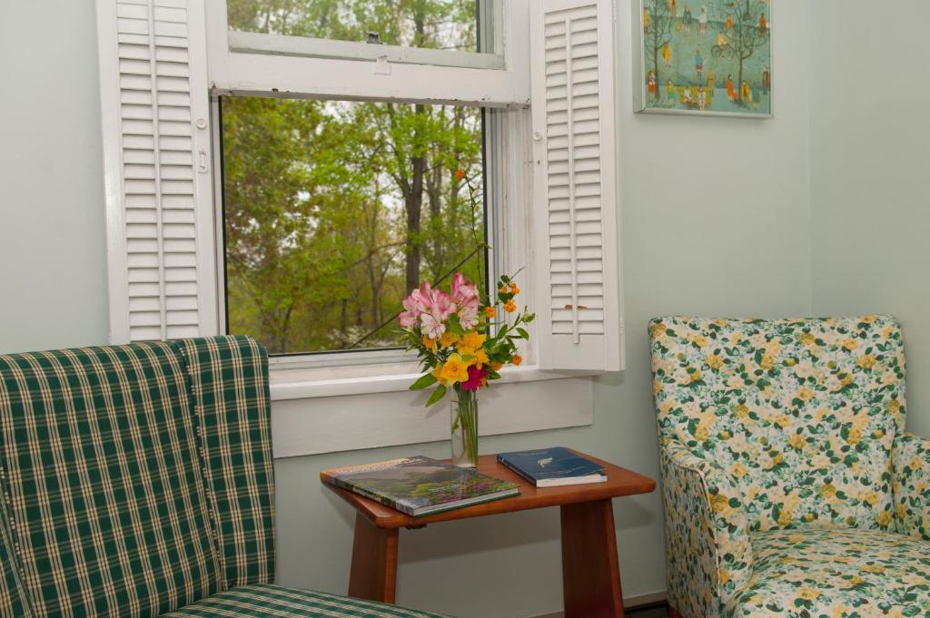 Orchard Inn - Deluxe King (Room 10)