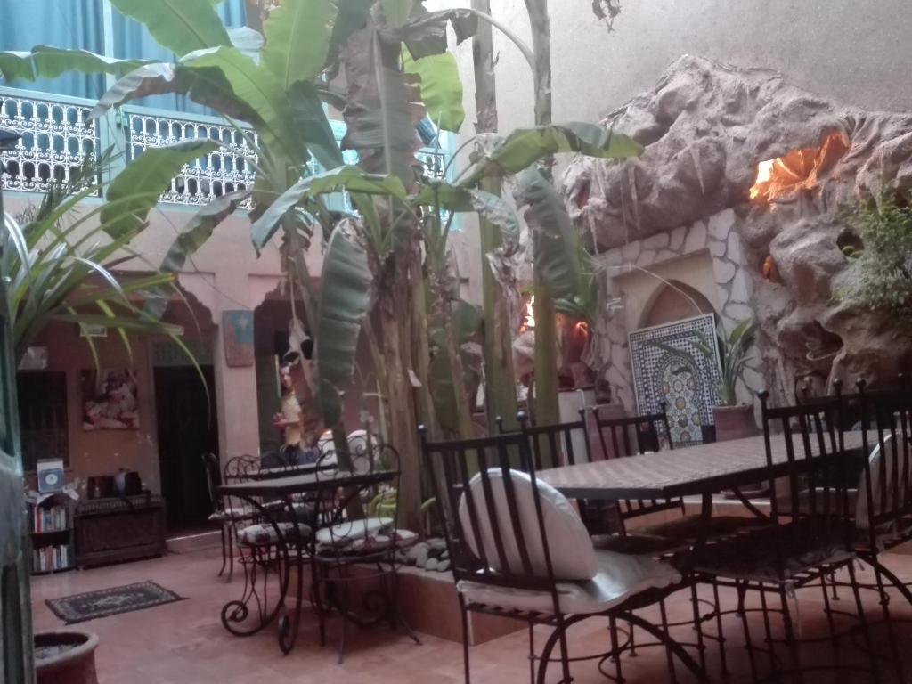 Un restaurante u otro lugar para comer en Riad Dar Mchicha