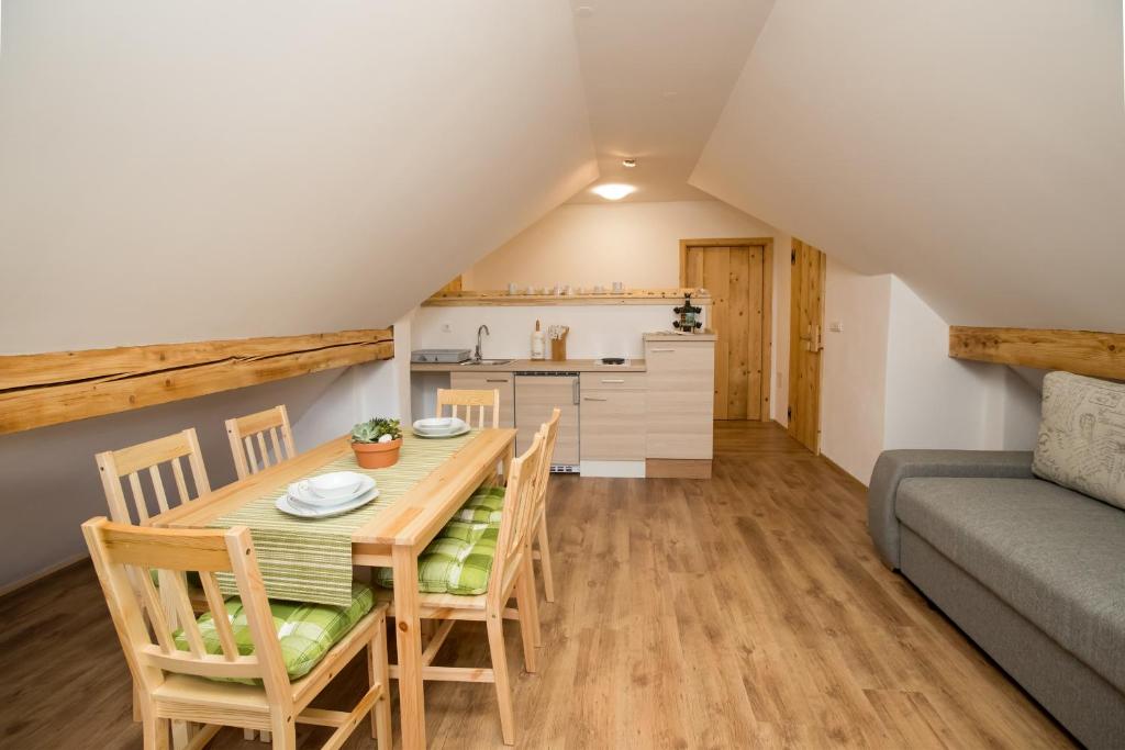 Kuchyň nebo kuchyňský kout v ubytování TriSa apartments Bohinj