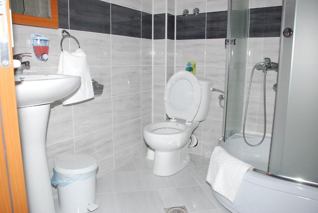 Koupelna v ubytování M Garni Hotel