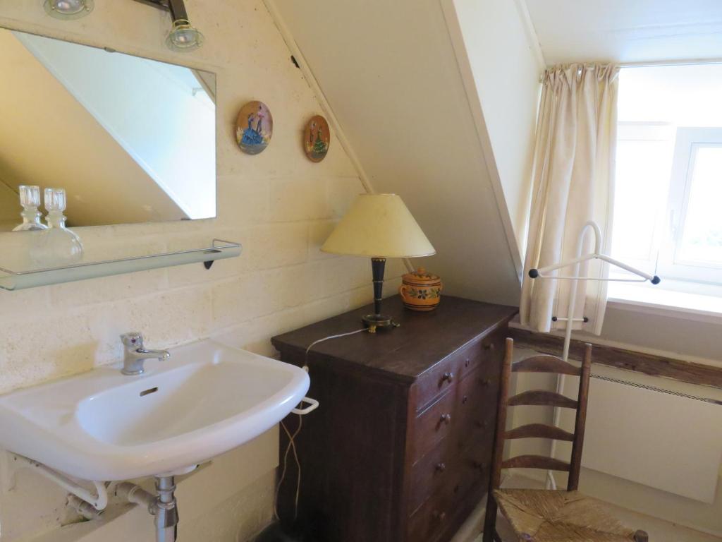 a bathroom with a sink and a mirror at La Quitapenas in Ronse
