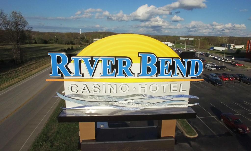 River Bend Casino & Hotel في Wyandotte: علامة على فندق كازينو ينحني النهر