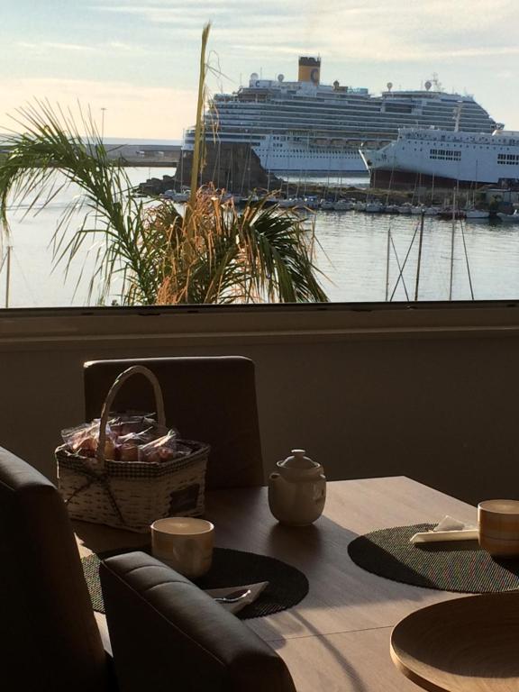 チビタベッキアにあるLa Casa del Porto Apartmentの客船の見えるテーブル