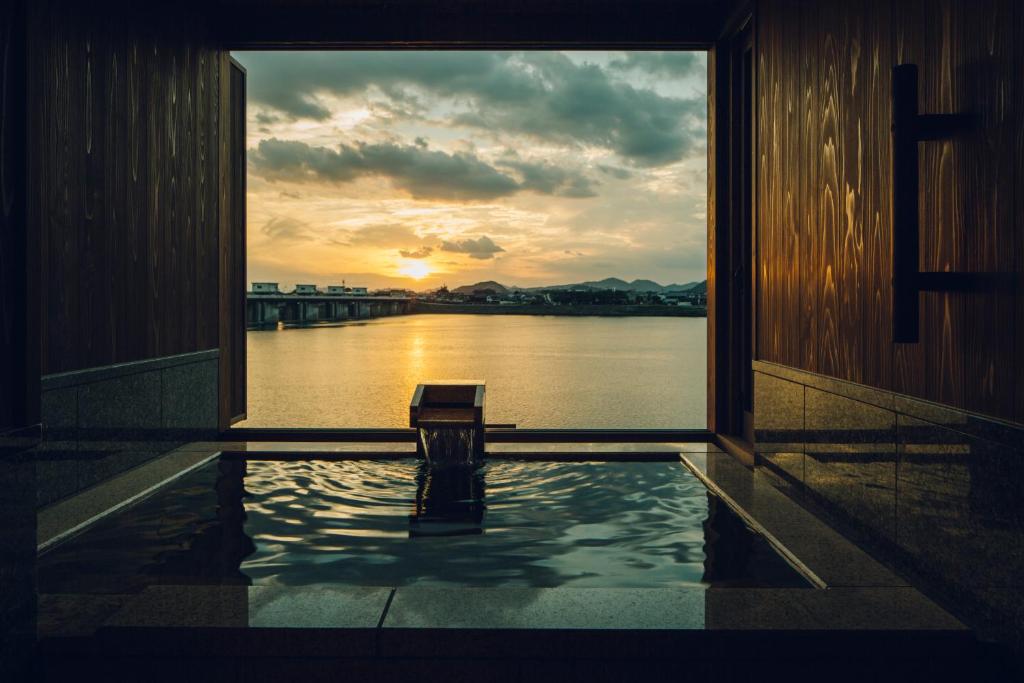a plunge pool with a view of the water at Akariya Geihanro in Inuyama