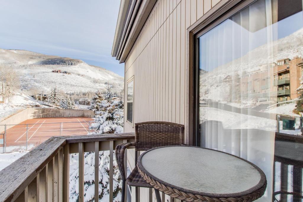韋爾的住宿－Robin's Nest，雪覆盖的山景阳台上的桌椅