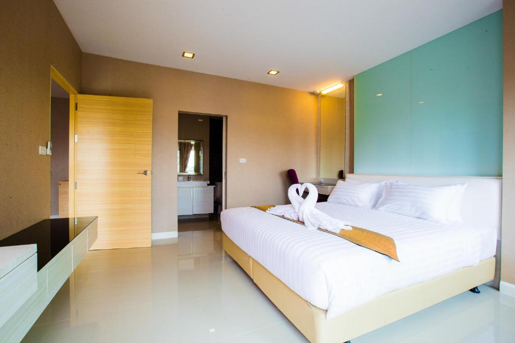 Postel nebo postele na pokoji v ubytování Romantic Khon Kaen Hotel