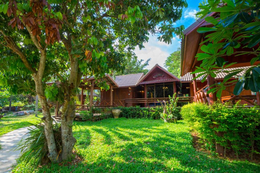 una casa con un patio delante de ella en Ruan Kanchanok, en Pak Chong