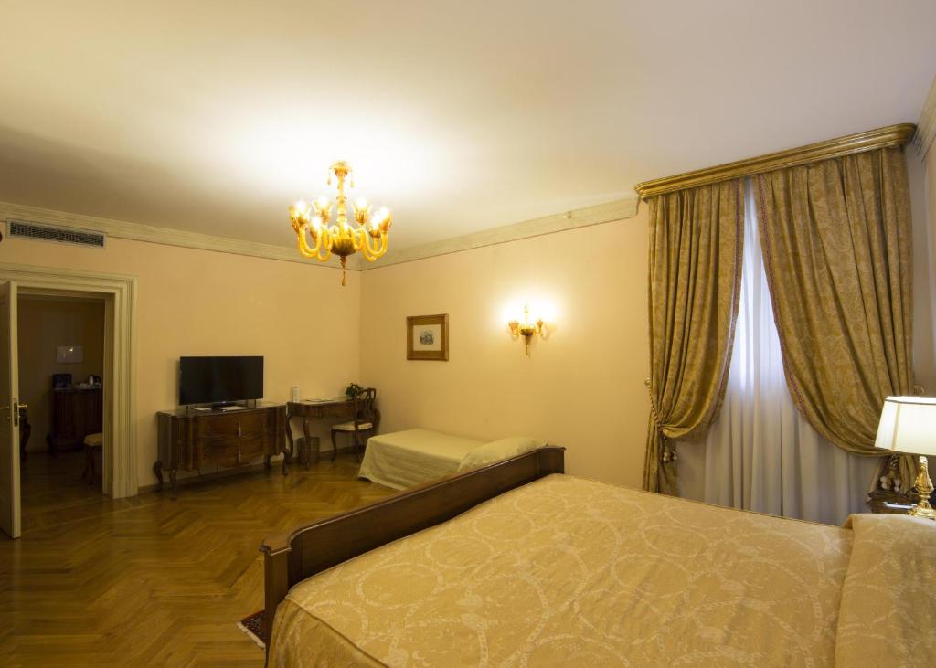 En TV eller et underholdningssystem på Villa Fenaroli Palace Hotel