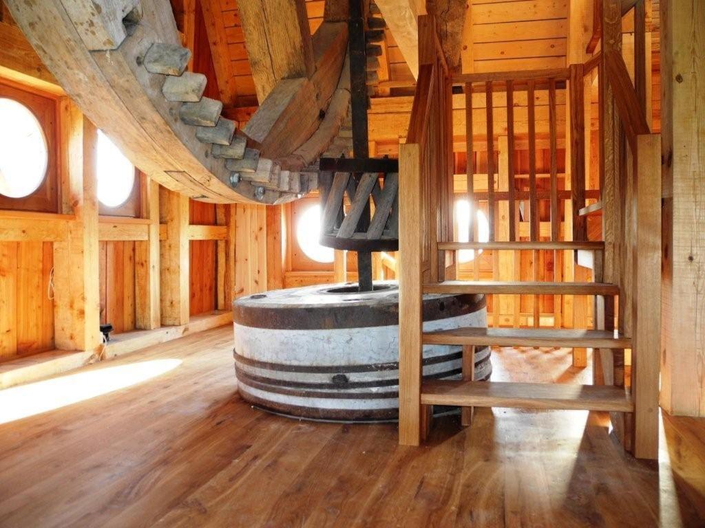 a room with a large barrel in a wooden building at Wiatrak in Ręboszewo
