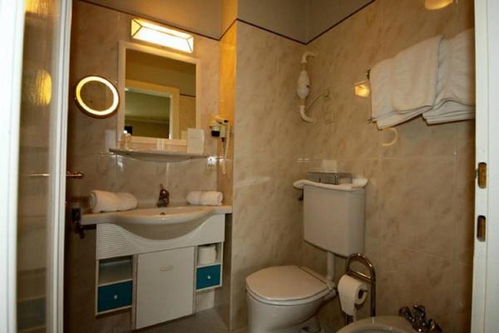 a bathroom with a toilet and a sink at Hotel Seewinkel in Fuschl am See