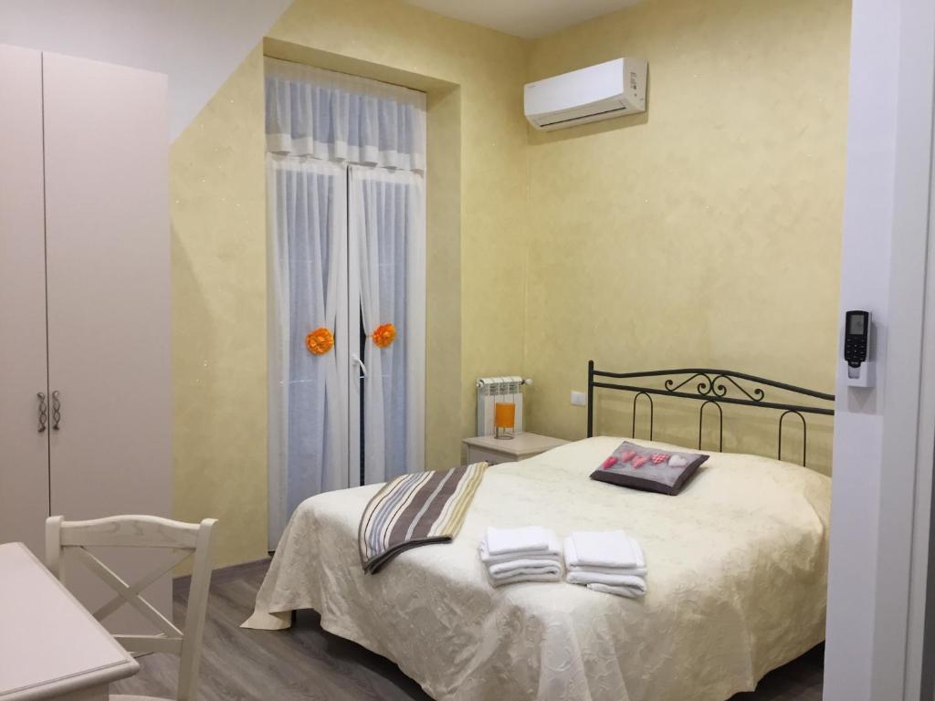 - une chambre avec un lit et 2 serviettes dans l'établissement La Perla Del Golfo, à La Spezia