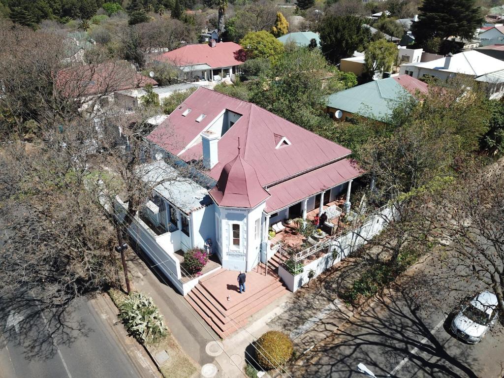 einen Blick über ein Haus mit rotem Dach in der Unterkunft Melville Turret Guesthouse in Johannesburg