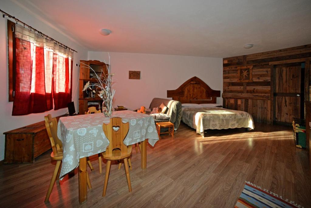 サン・ヴァンサンにあるCasa Linaのベッドルーム1室(ベッド1台、テーブル、椅子付)