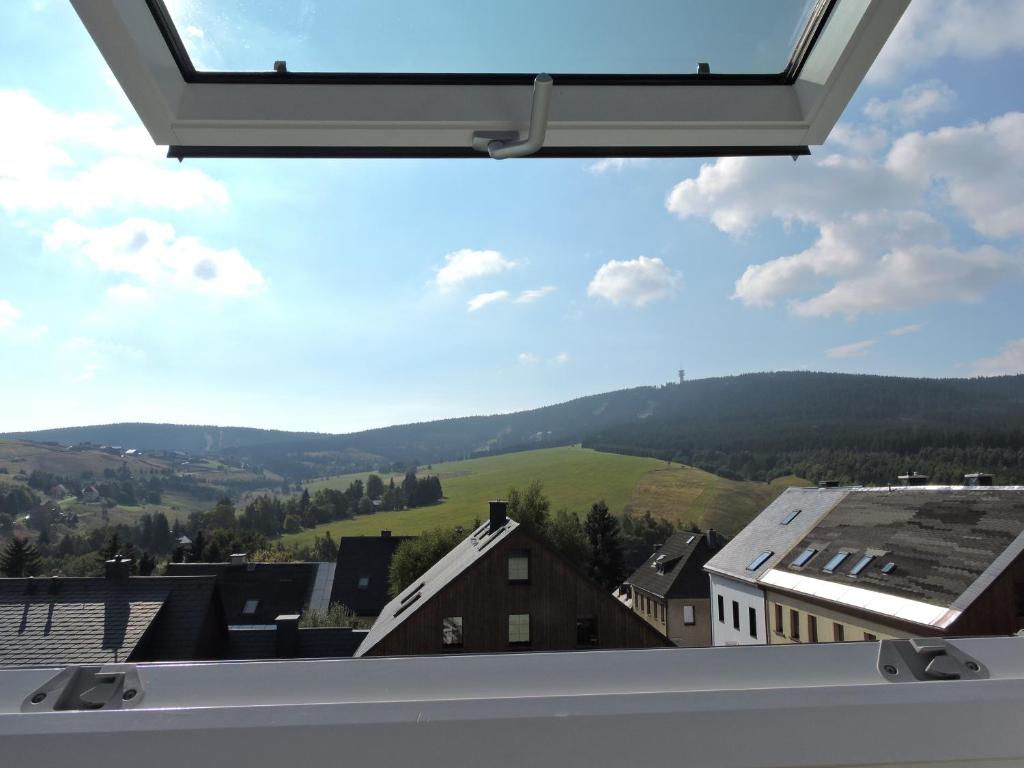 una vista desde la ventana de una casa en Ferienwohnungen Haus Sebastian, en Kurort Oberwiesenthal